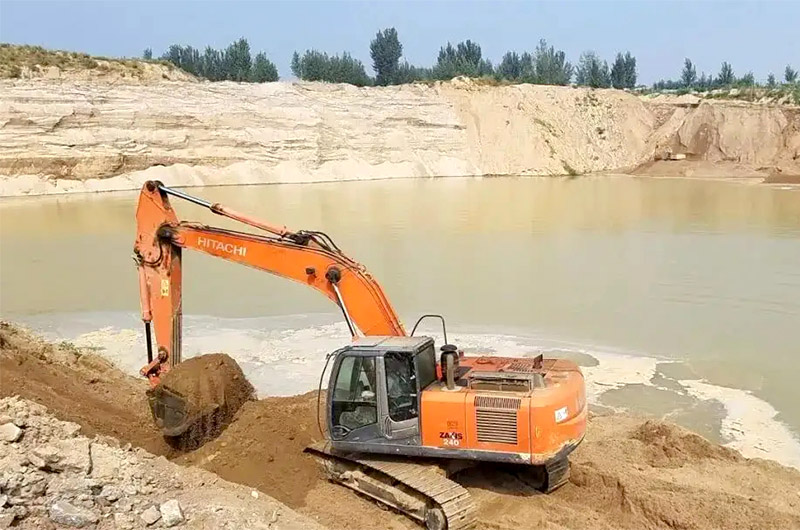 非法采砂造成河堤受損 非法采砂造成河堤受損