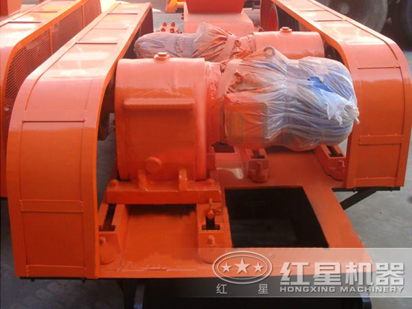 河南紅星對輥破碎機廠家一角 河南紅星對輥破碎機廠家一角