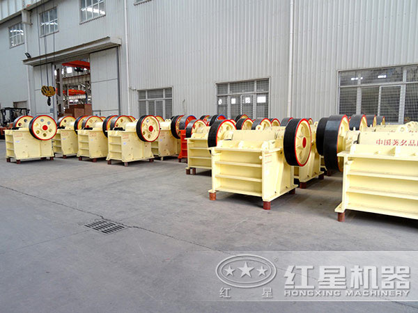 小型顎式碎石機(jī)的生產(chǎn)車間 小型顎式碎石機(jī)的生產(chǎn)車間