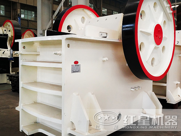 礦石破碎機(jī)側(cè)面圖 礦石破碎機(jī)側(cè)面圖