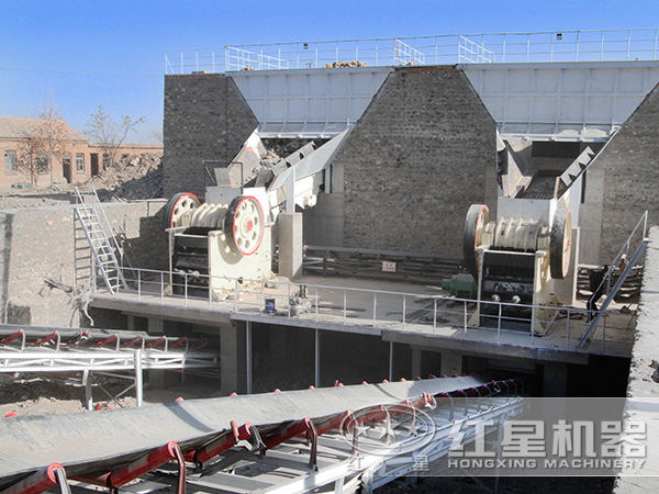 顎式破碎機(jī)破碎現(xiàn)場 顎式破碎機(jī)破碎現(xiàn)場