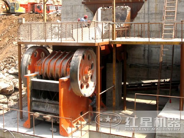 鄂式破石機(jī)破碎現(xiàn)場(chǎng) 鄂式破石機(jī)破碎現(xiàn)場(chǎng)