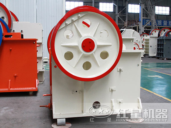 150tph打石機(jī)的飛輪展示 150tph打石機(jī)的飛輪展示