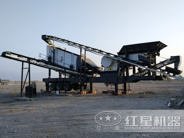 流動式鵝卵石打石機(jī)破碎現(xiàn)場 流動式鵝卵石打石機(jī)破碎現(xiàn)場