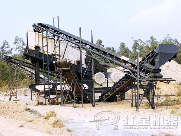 小型移動破碎機(jī)帶振動篩客戶破碎現(xiàn)場 小型移動破碎機(jī)帶振動篩客戶破碎現(xiàn)場