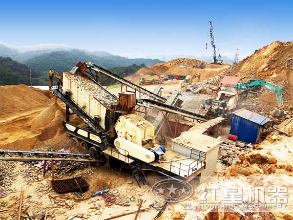 露天開采移動破碎站作業(yè)現(xiàn)場 露天開采移動破碎站作業(yè)現(xiàn)場