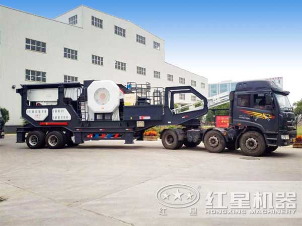 車頭牽引下的移動磕石機(jī) 車頭牽引下的移動磕石機(jī)
