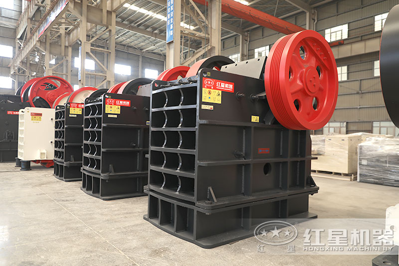 顎式破碎機型號規(guī)格多，400鄂破更受歡迎