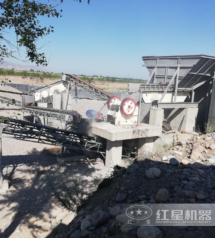 顎式破碎機工作現(xiàn)場圖 顎式破碎機工作現(xiàn)場圖