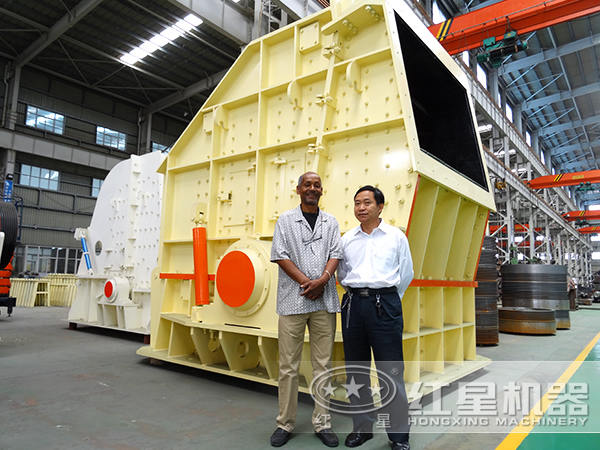 國外客戶參觀紅星反擊式破碎機廠間 國外客戶參觀紅星反擊式破碎機廠間