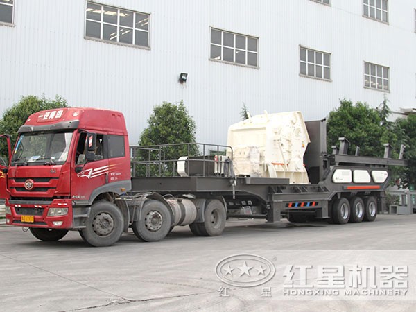 車(chē)頭牽引下的小型流動(dòng)打石機(jī) 車(chē)頭牽引下的小型流動(dòng)打石機(jī)