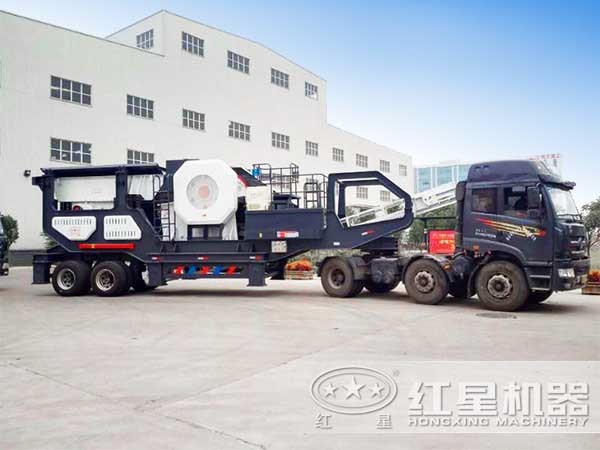車(chē)頭牽引下正在移動(dòng)的顎式移動(dòng)破石機(jī) 車(chē)頭牽引下正在移動(dòng)的顎式移動(dòng)破石機(jī)