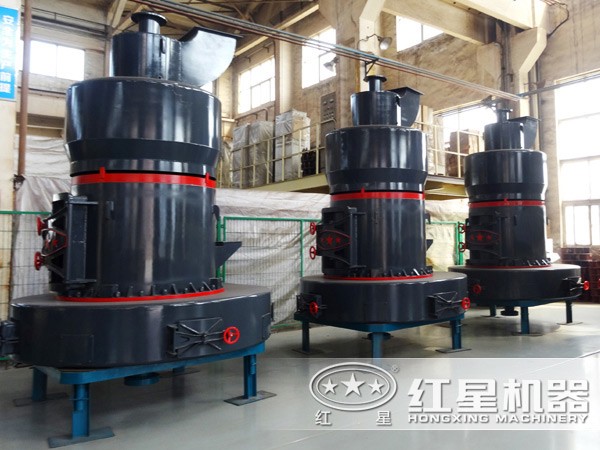 整齊擺放的石粉磨粉機(jī) 整齊擺放的石粉磨粉機(jī)