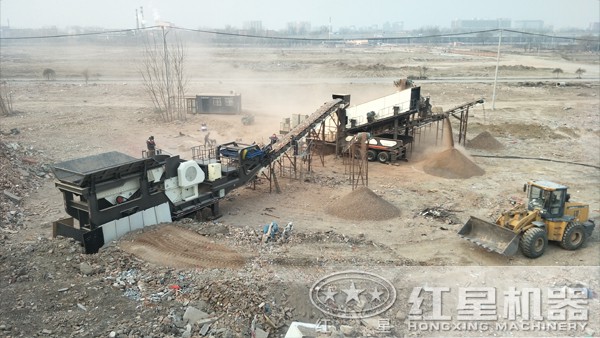 時產(chǎn)300噸小型移動破碎機北京作業(yè)現(xiàn)場實拍 時產(chǎn)300噸小型移動破碎機北京作業(yè)現(xiàn)場實拍
