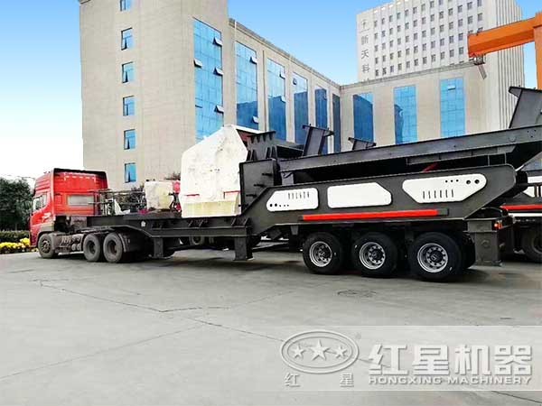 車頭牽引下的移動粉碎機(jī) 車頭牽引下的移動粉碎機(jī)