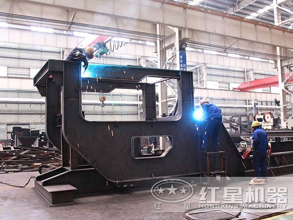 工人正在焊接機(jī)架 工人正在焊接機(jī)架
