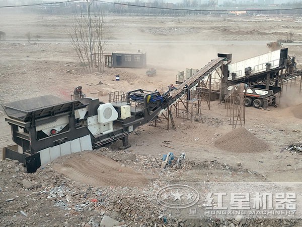 移動粉碎機(jī)作業(yè)現(xiàn)場 移動粉碎機(jī)作業(yè)現(xiàn)場