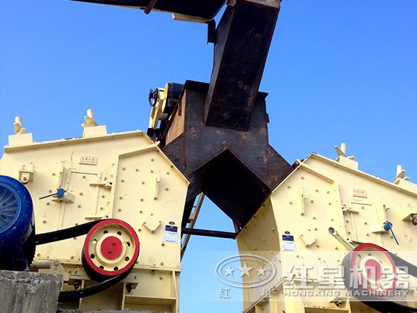 反擊式破碎機(jī)作業(yè)現(xiàn)場(chǎng)特寫 反擊式破碎機(jī)作業(yè)現(xiàn)場(chǎng)特寫