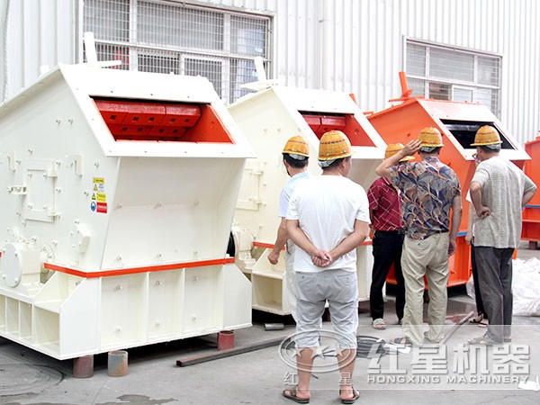 客戶參觀PF反擊碎石機(jī) 客戶參觀PF反擊碎石機(jī)