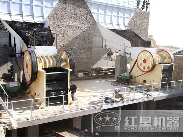 混凝土破碎機在施工現場 混凝土破碎機在施工現場