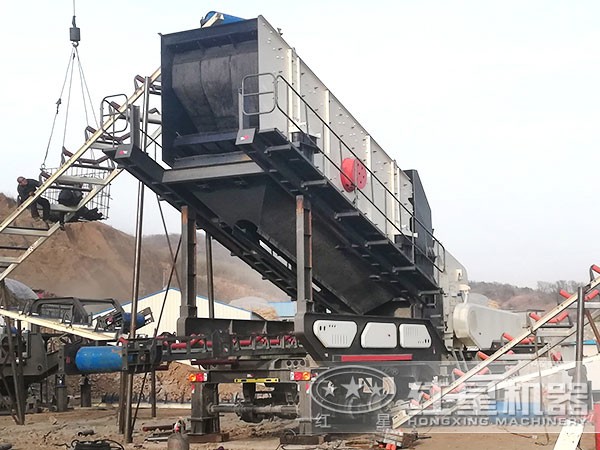 移動錘式破碎機(jī)現(xiàn)場作業(yè)圖 移動錘式破碎機(jī)現(xiàn)場作業(yè)圖