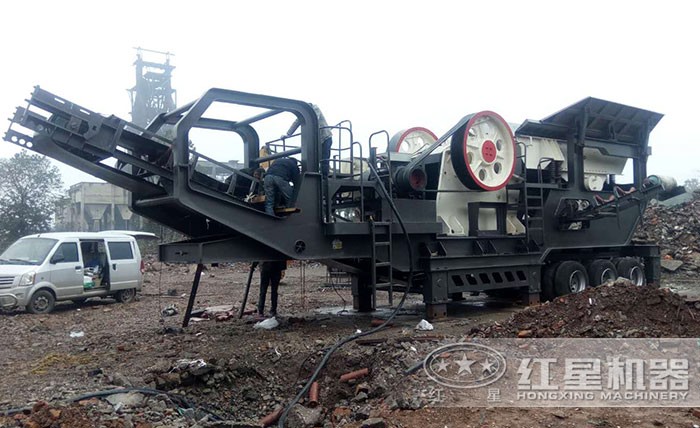 建筑工程垃圾處理現(xiàn)場——搭配紅星移動式粉碎機 建筑工程垃圾處理現(xiàn)場——搭配紅星移動式粉碎機