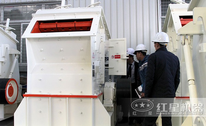 用戶參觀反擊碎石機(jī) 用戶參觀反擊碎石機(jī)