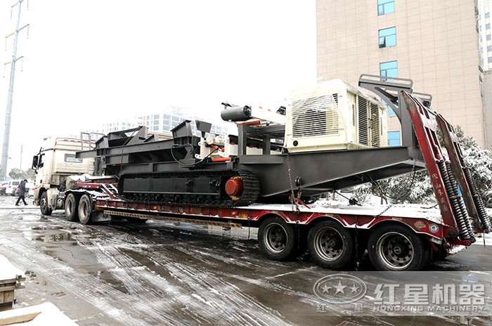 搭載車頭的可移動大型石塊粉碎機 搭載車頭的可移動大型石塊粉碎機