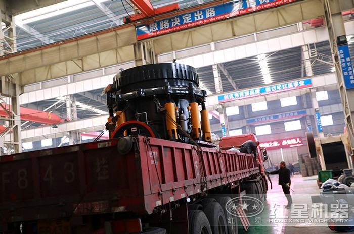 河卵石圓錐破碎機(jī)發(fā)貨現(xiàn)場 河卵石圓錐破碎機(jī)發(fā)貨現(xiàn)場