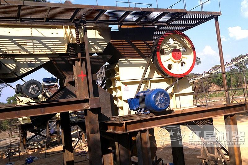 顎式破碎機(jī)現(xiàn)場(chǎng) 顎式破碎機(jī)現(xiàn)場(chǎng)