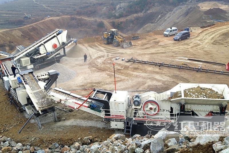大型石頭碎石機現(xiàn)場：三臺聯(lián)機，破碎