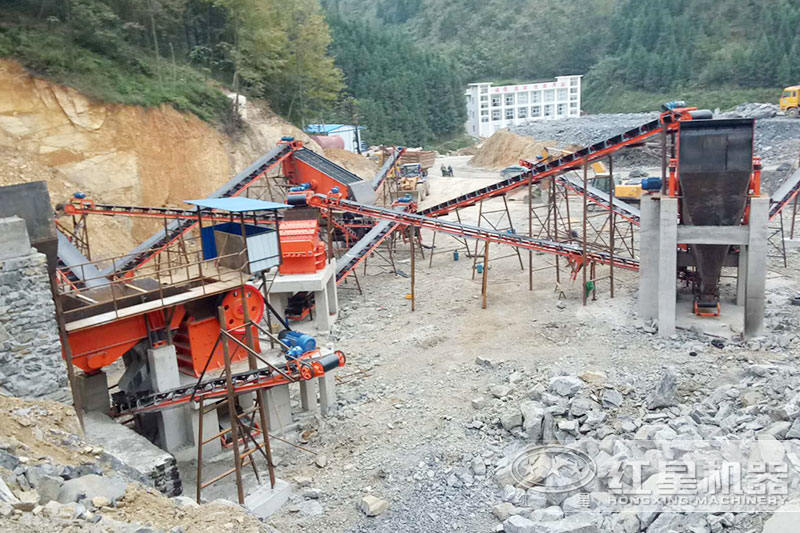 石頭破碎現(xiàn)場，處理中等硬度物料