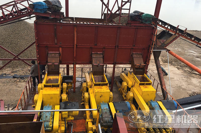 石頭破碎現(xiàn)場，配置對輥破三臺