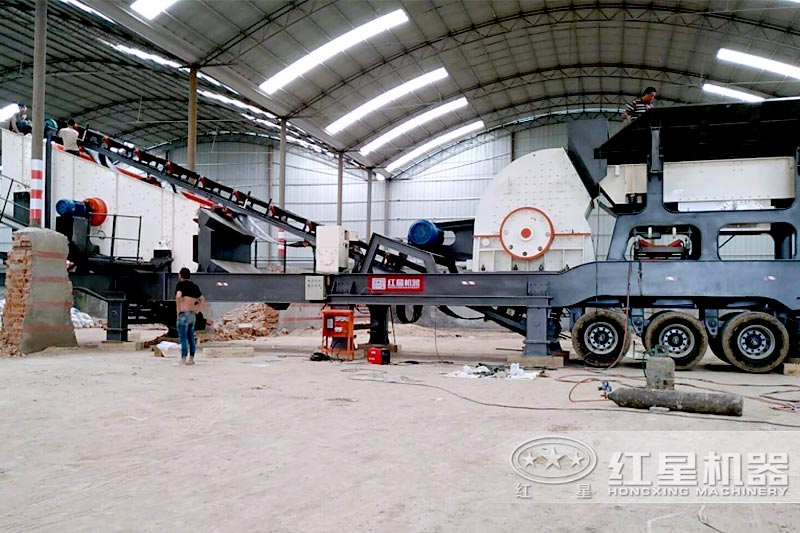 移動錘式破碎機(jī)現(xiàn)場 移動錘式破碎機(jī)現(xiàn)場