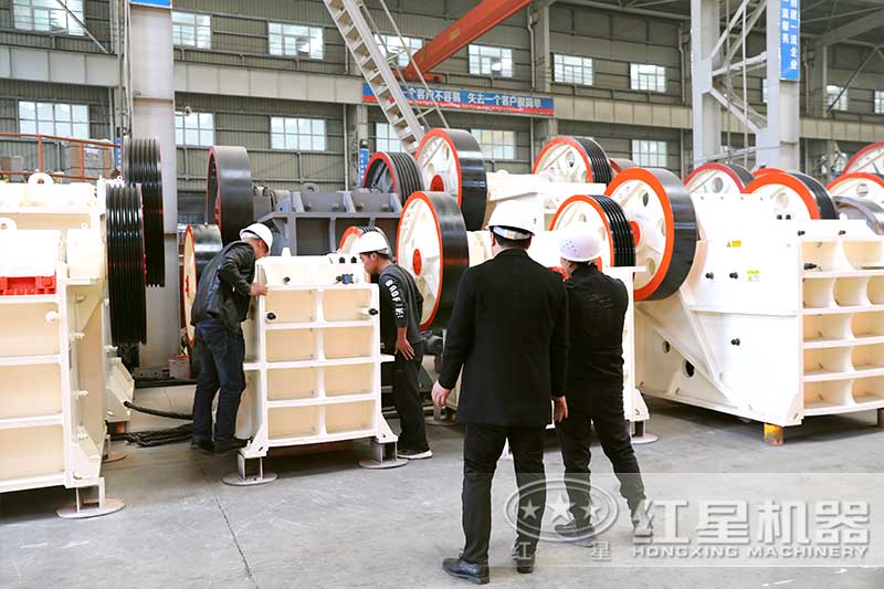 客戶參觀石子破碎機廠區(qū) 客戶參觀石子破碎機廠區(qū)