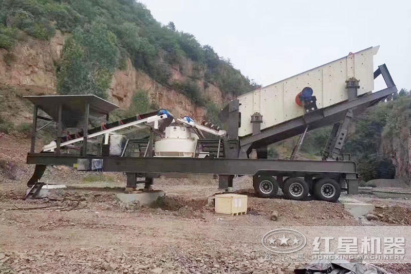 移動式青石碎砂機現(xiàn)場 移動式青石碎砂機現(xiàn)場