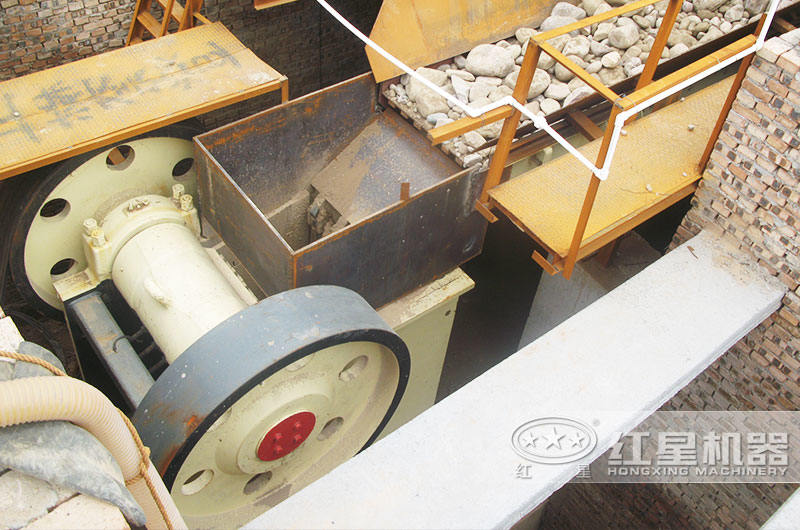 河卵石細顎破碎機現(xiàn)場 河卵石細顎破碎機現(xiàn)場