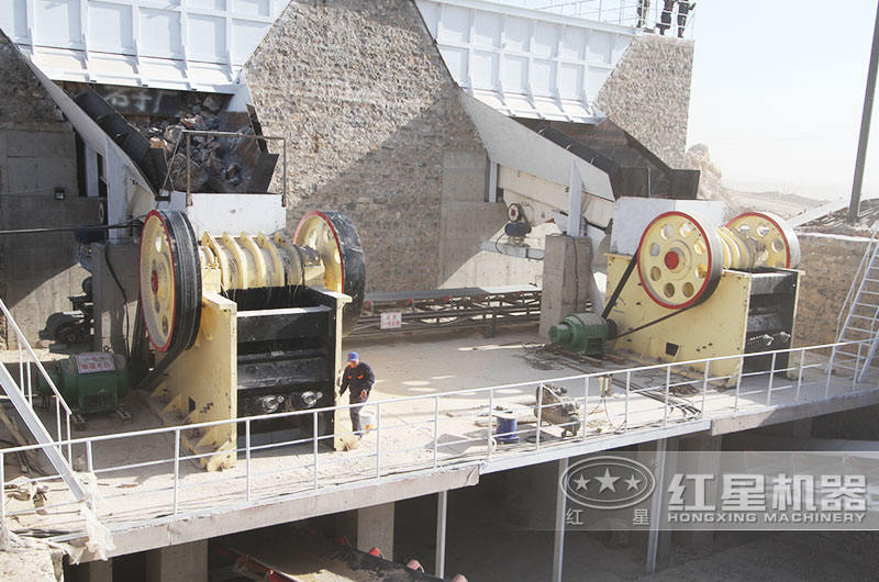 大型花崗巖細顎破碎機現(xiàn)場 大型花崗巖細顎破碎機現(xiàn)場