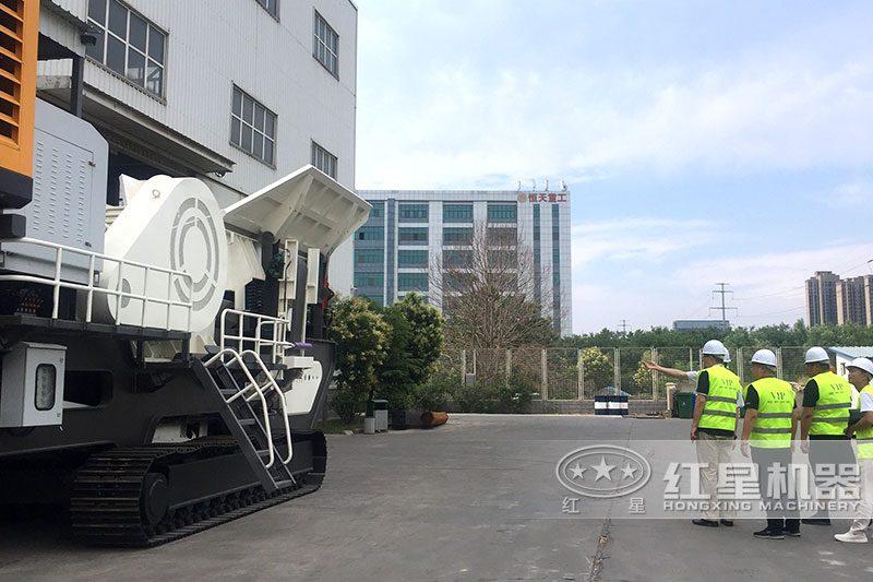 大型打沙粉碎機(jī)客戶考察 大型打沙粉碎機(jī)客戶考察