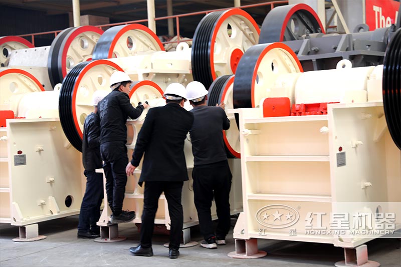 鄂式破碎機(jī)客戶考察 鄂式破碎機(jī)客戶考察