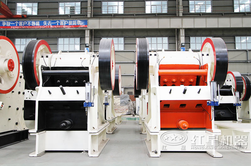 安山巖顎式破碎機(jī) 安山巖顎式破碎機(jī)