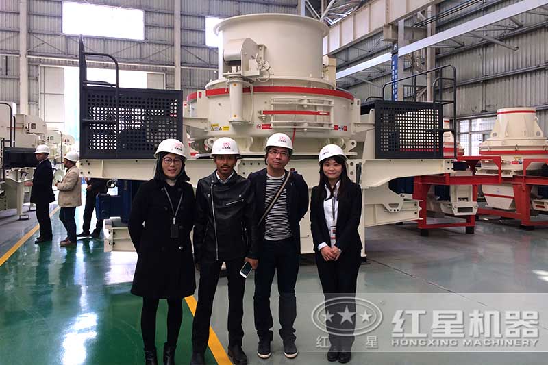客戶來砂石料場制砂機(jī)廠家參觀 客戶來砂石料場制砂機(jī)廠家參觀