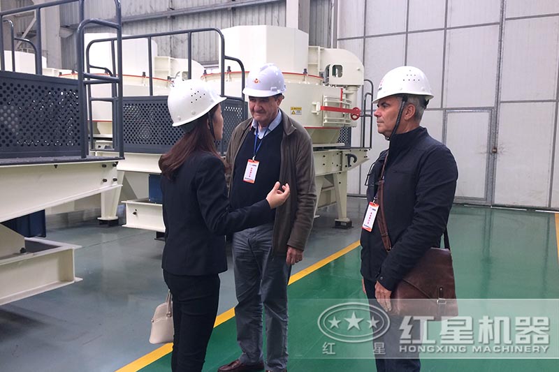 石英砂制沙機(jī)客戶正在參觀 石英砂制沙機(jī)客戶正在參觀