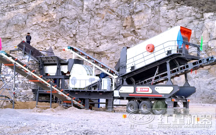 輪式自行重錘式破碎機(jī)械車(chē)作業(yè)現(xiàn)場(chǎng)，山東客戶(hù)，時(shí)產(chǎn)120噸