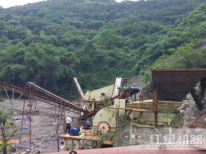 青石錘式破碎機(jī)現(xiàn)場(chǎng) 青石錘式破碎機(jī)現(xiàn)場(chǎng)
