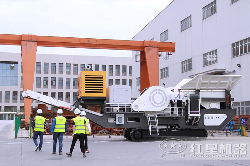 石頭粉碎車運(yùn)行中 石頭粉碎車運(yùn)行中