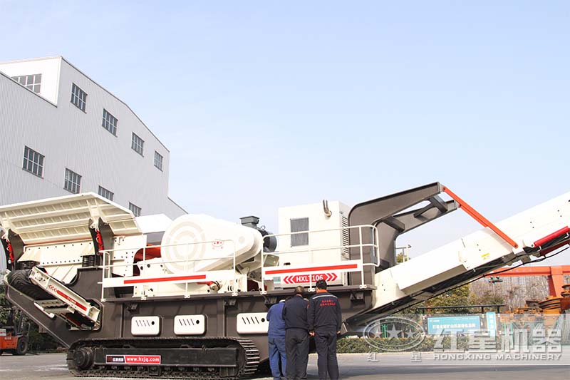 移動(dòng)顎式碎沙機(jī)檢查中、準(zhǔn)備試車