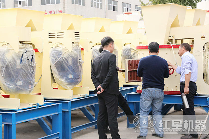 新型復合破碎機客戶考察 新型復合破碎機客戶考察