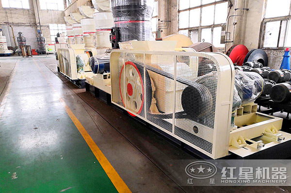對(duì)輥式粉碎機(jī)車間展示 對(duì)輥式粉碎機(jī)車間展示