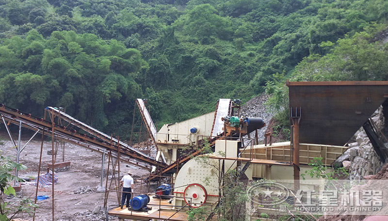 石灰石錘式破碎機(jī)作業(yè)現(xiàn)場 石灰石錘式破碎機(jī)作業(yè)現(xiàn)場